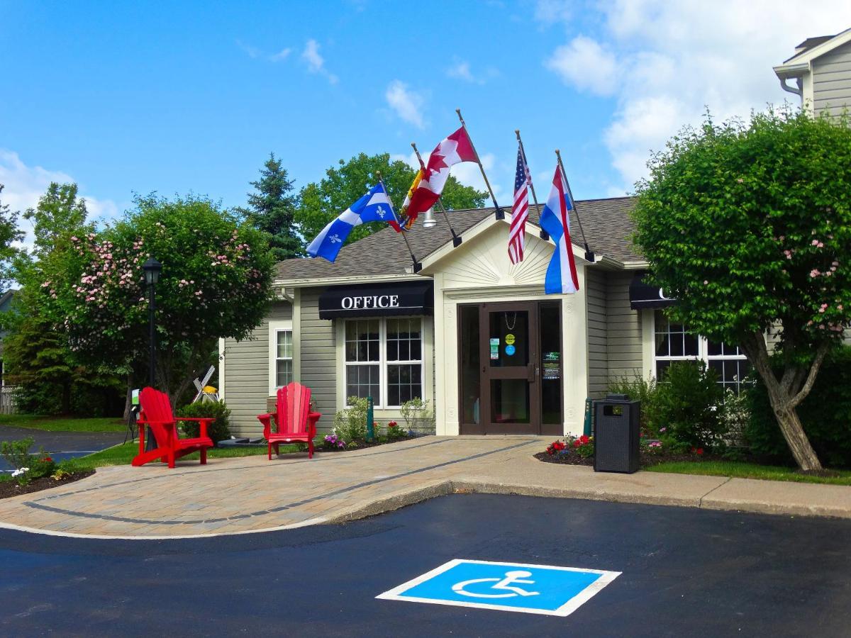 Amsterdam Inn & Suites Sussex Ngoại thất bức ảnh